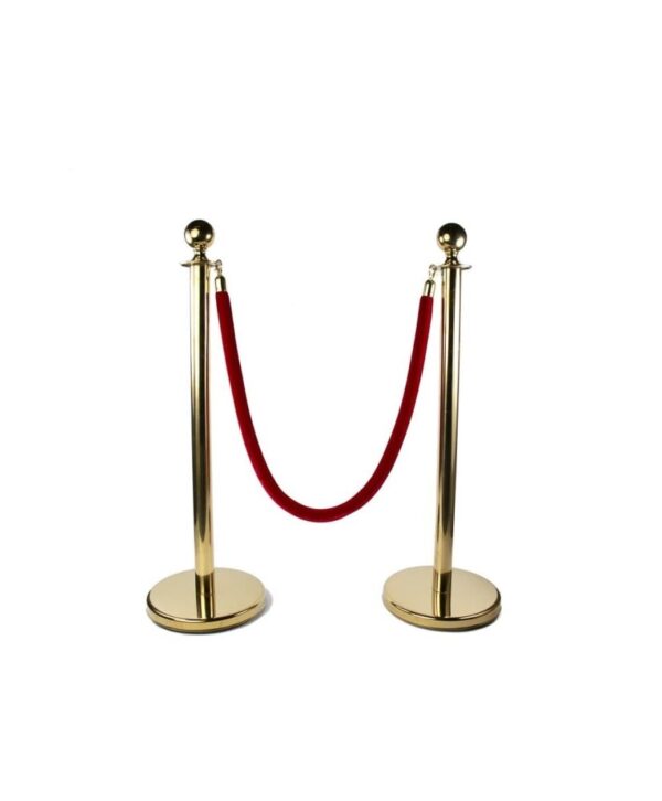 Potelets dorés avec cordes rouges